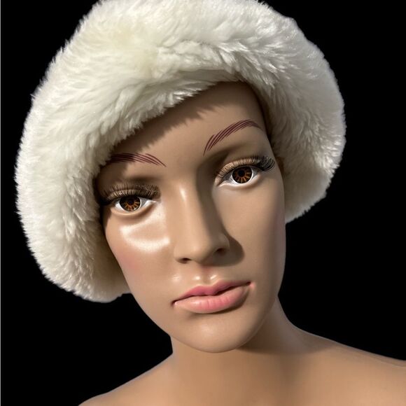 Cute women Astrid Sherpa Bucket Hat no tag measures 10inches
Good condition - Picture 3 of 5